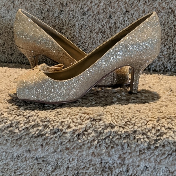 Gold sparkle peep-toe pumps! - Picture 2 of 2